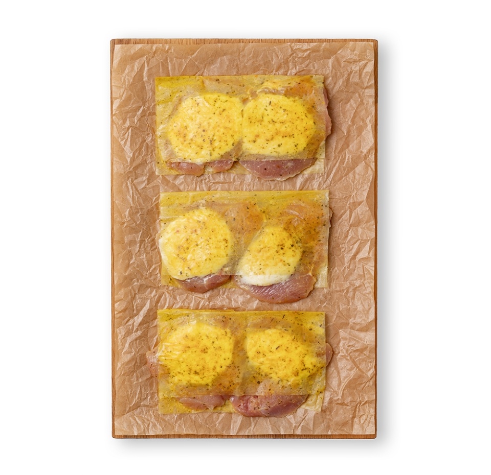 

Медальоны из филе грудки индейки с сыром моцарелла на листе для жарки «Азбука вкуса»