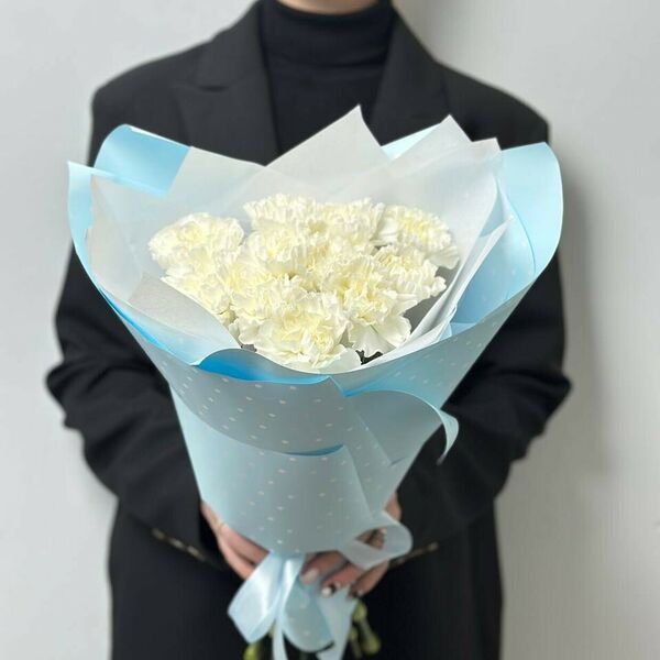 Белая гвоздика в нежном небесном оформлении