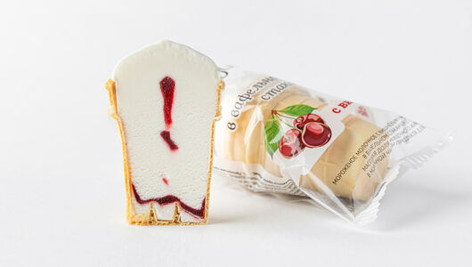 Мороженое молочное с вишней в вафельном стаканчике