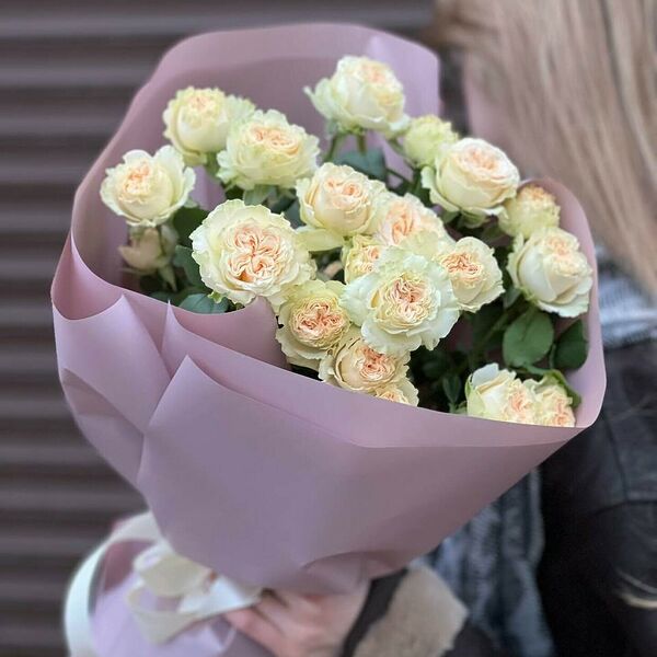 Букет пионовидных кустовых роз