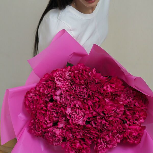 Яркий букет из 25 розовых пион роз Эквадор