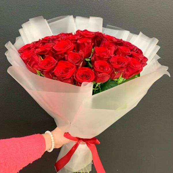 Букет из 37 красных роз в оформлении