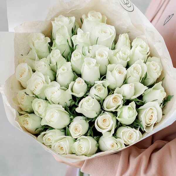 Букет из 41 белой розы 40 см (Кения) в белой пленке