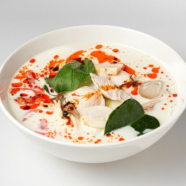 Том ка гай с куриной грудкой, грибами цуогу, галангалом и рисом