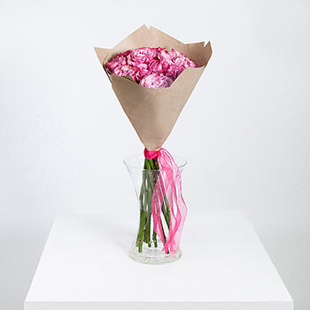 Букет Ирис из 11 пионовидных эквадорских роз 