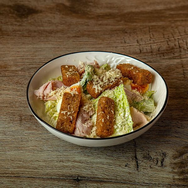 Микс-салат с заправкой цезарь, курицей и пармезаном