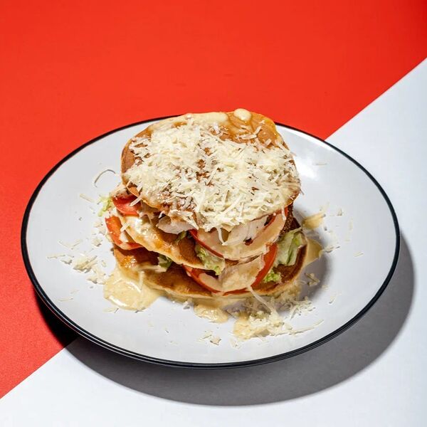 Панкейки с курицей и соусом цезарь