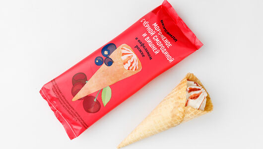 Мороженое с черной смородиной и вишней в вафельном рожке