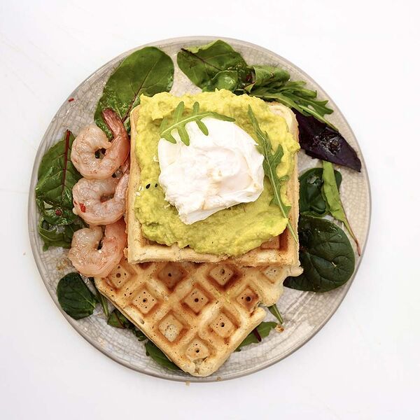 Вафли с мятым авокадо, яйцом пашот и креветками