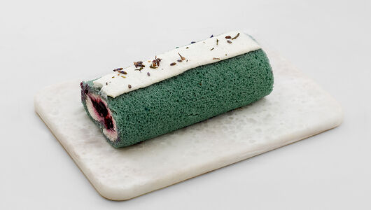 Рулет бисквитный Лавандовый с черникой