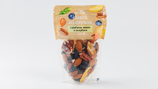 Смесь из орехов, сушеного манго и голубики