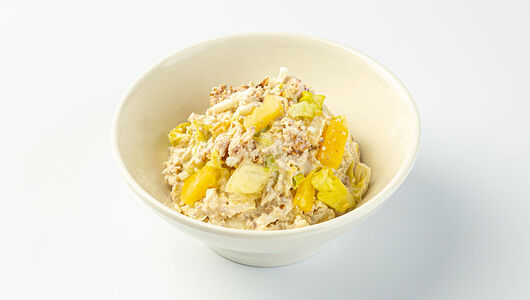 Салат с курицей и ананасами