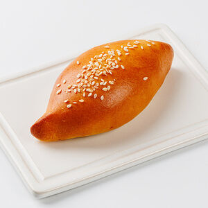 Пирожок с куриной начинкой. Пекарня