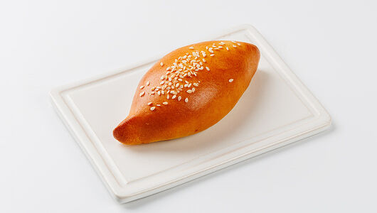 Пирожок с куриной начинкой. Пекарня