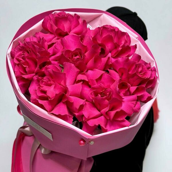 Малиновые французские розы в стильной упаковке