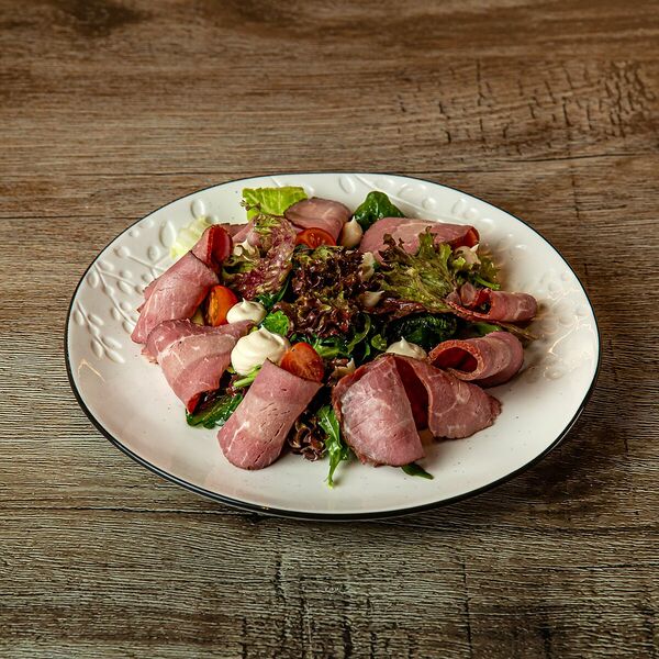 Ростбиф с салатом микс и трюфельной заправкой