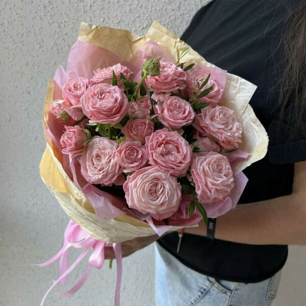 Букет из пионовидных кустовых роз