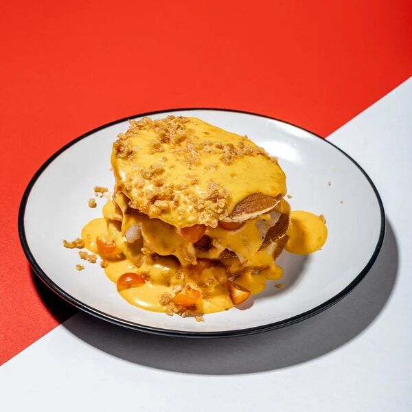 Панкейки с беконом, черри и сырным чеддер соусом .