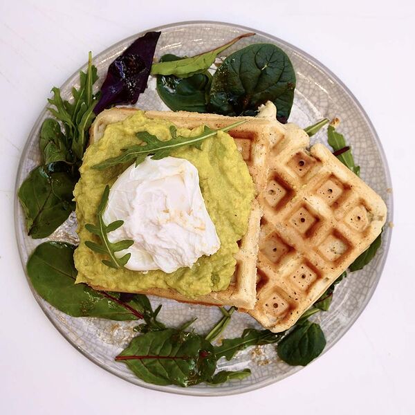 Вафли с мятым авокадо и яйцом пашот