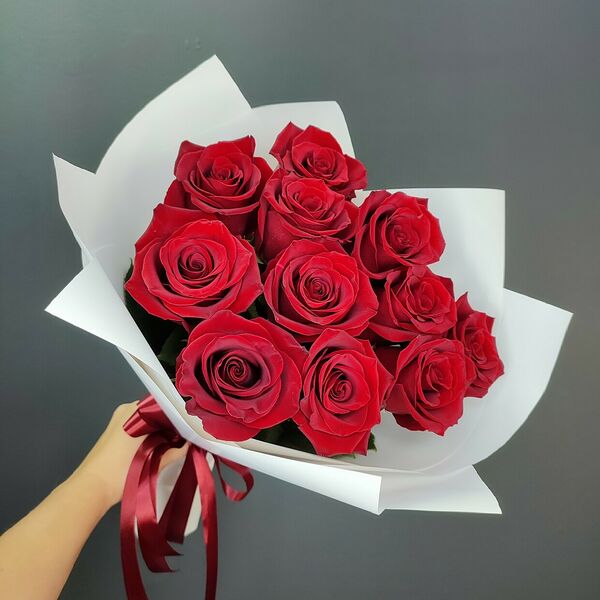 11 красных роз в упаковке