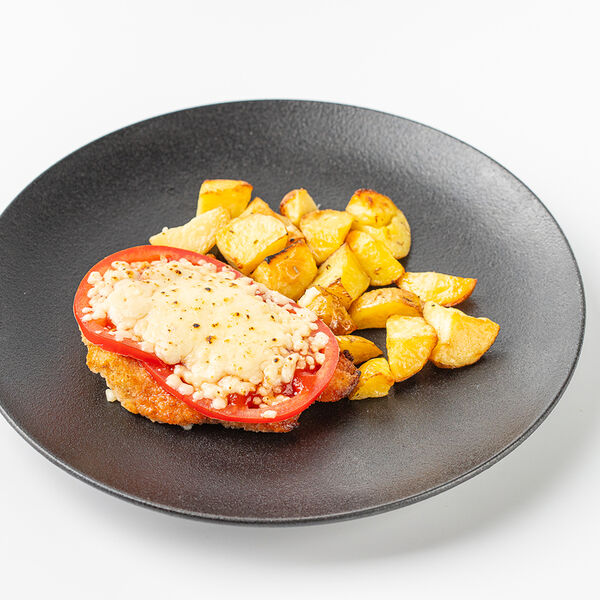 Куриный шницель запеченный под сыром с картофелем-мини