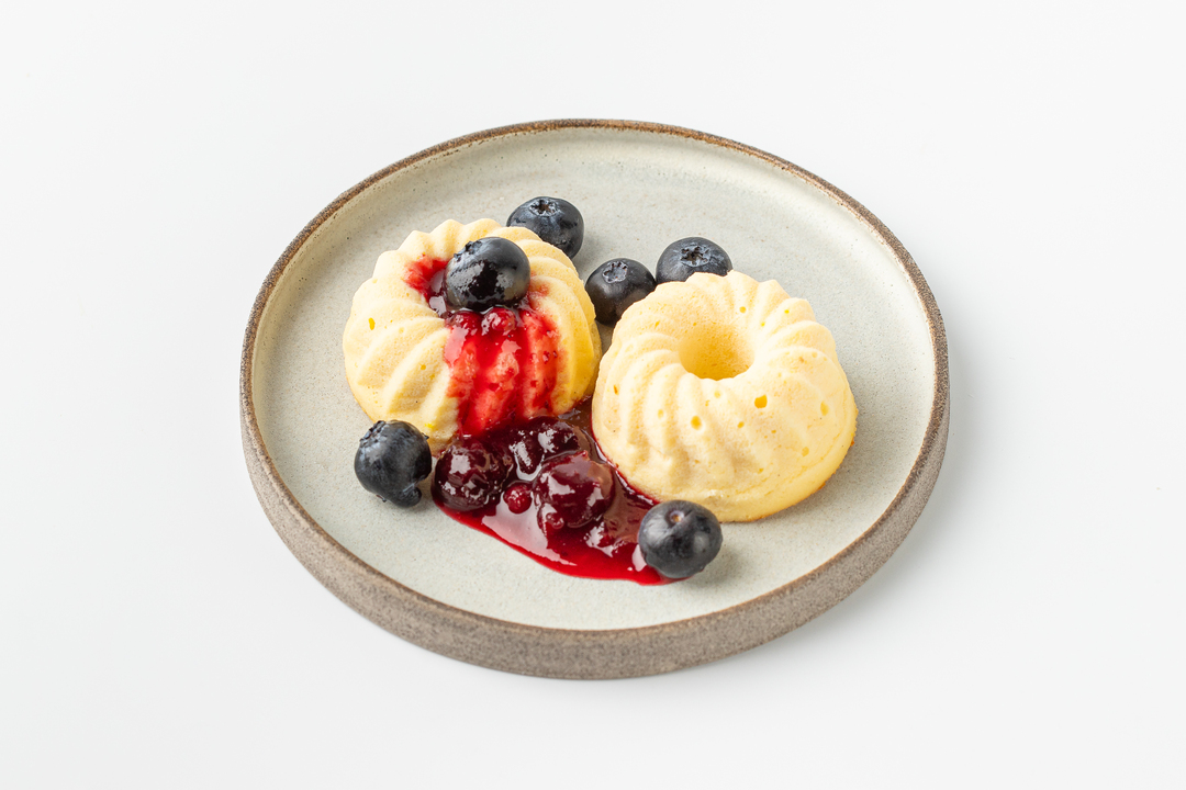 

Лимонный рикотник с голубикой и брусничным джемом 165г