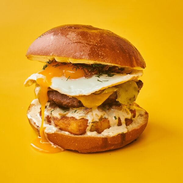 Булочка с картофельным решти, котлетой, глазуньей, грибами и чеддером