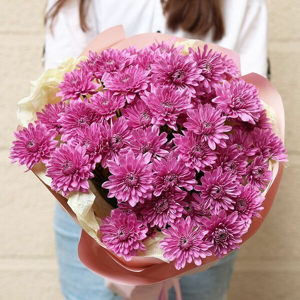 Букет из 11 розовых кустовых хризантем в розовой круглой упаковке