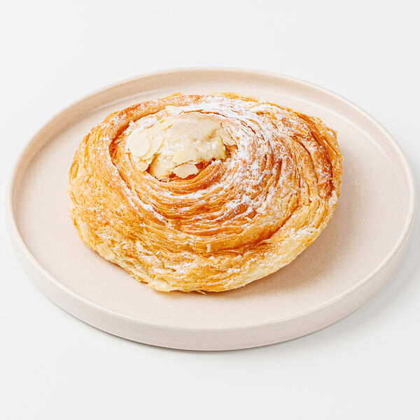 Улитка миндальная с вишней. Пекарня