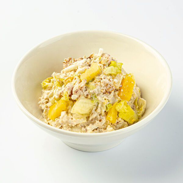Салат с курицей и ананасами, 180 г