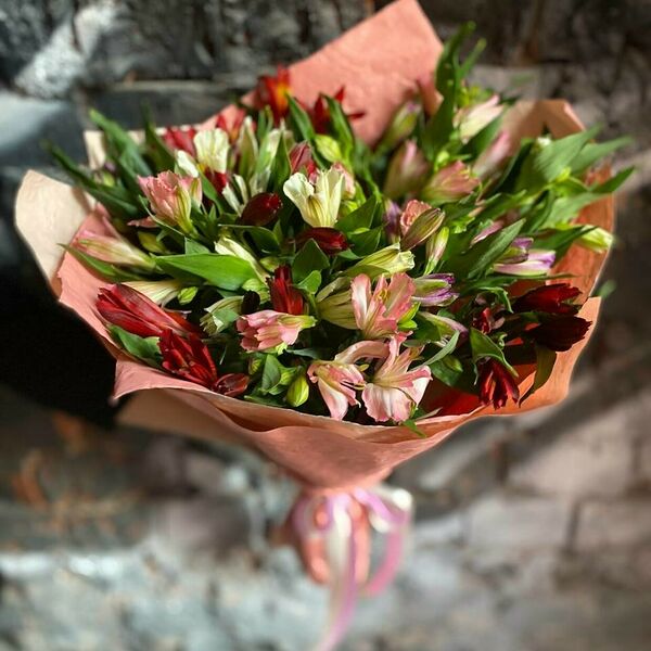 Букет из 17 ярких альстромерий в стильной упаковке 