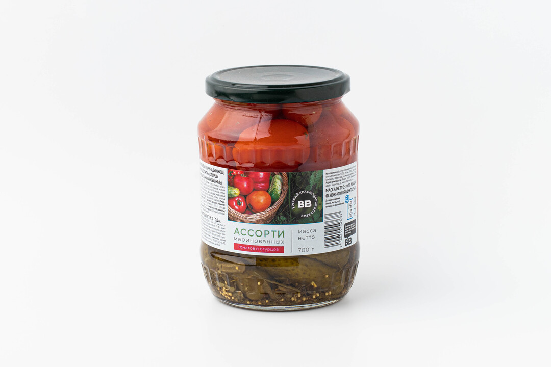 

Ассорти маринованных томатов и огурцов