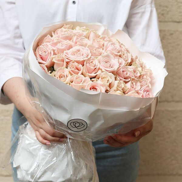 Букет из 51 нежно-розовой розы 35-40 см (Россия) в белой круглой упаковке
