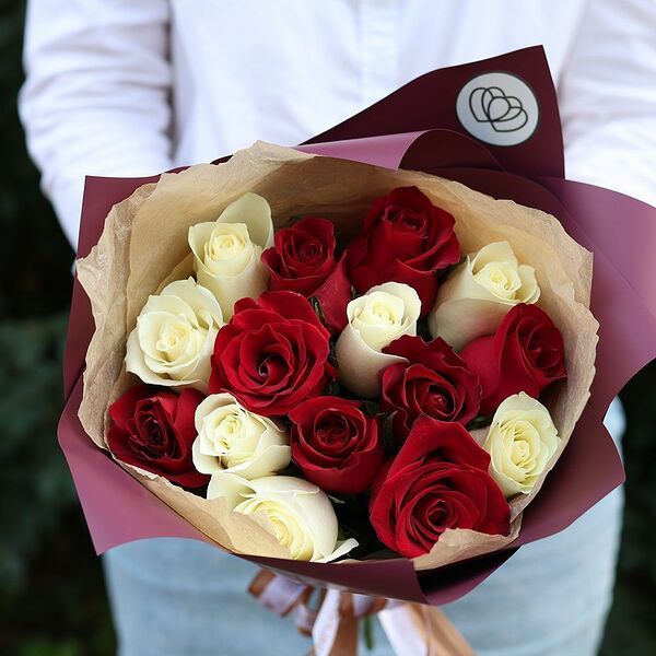 Букет из 15 красной и белой розы 40 см (Кения)
