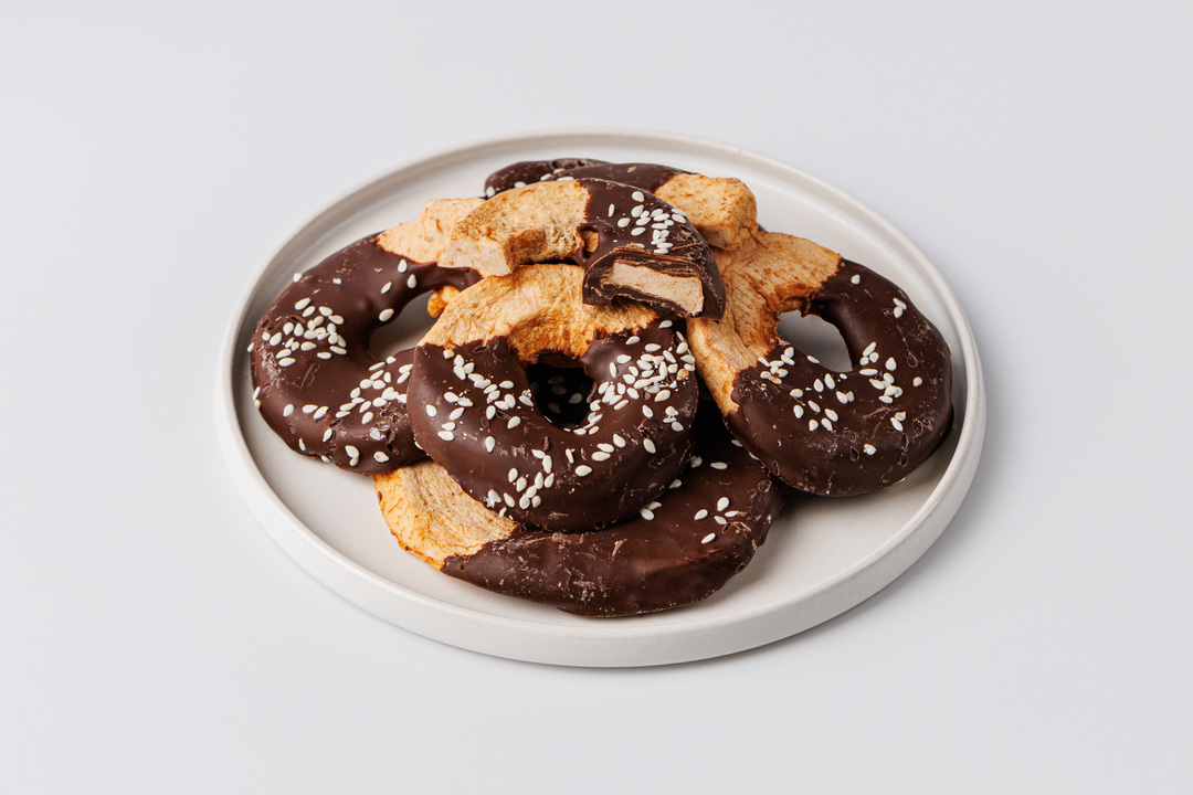 

Яблочные кольца в темном шок. с кунжутом