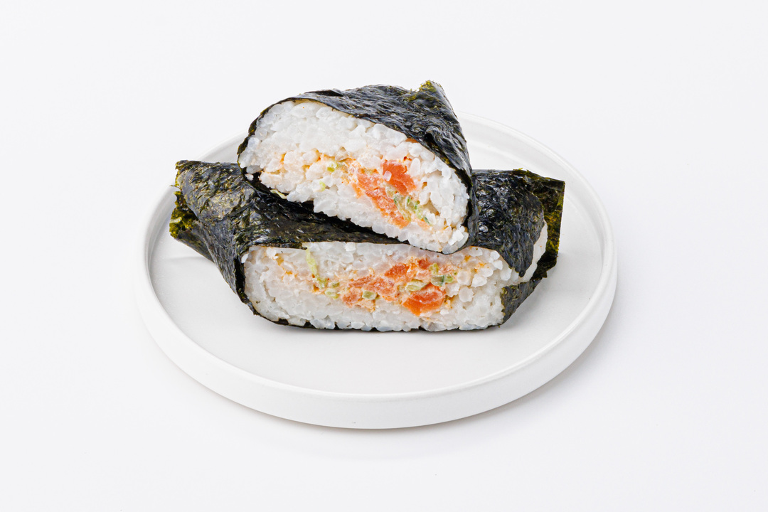 

Онигири ВкусВилл с форелью и огурцом 110 г