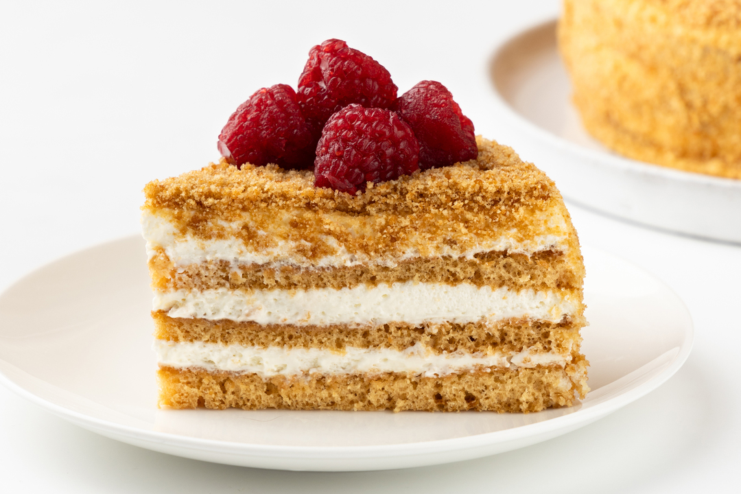 

Торт День города медово-сметанный 500 г оформление в ассортименте