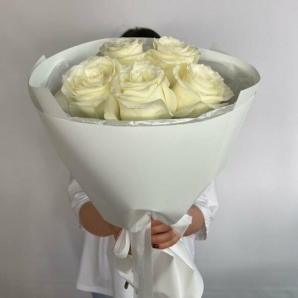 Букет из 5 роз в нежном оформлении