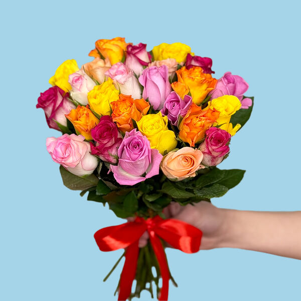 Букет цветов из 25 роз микс 35 см МП лента