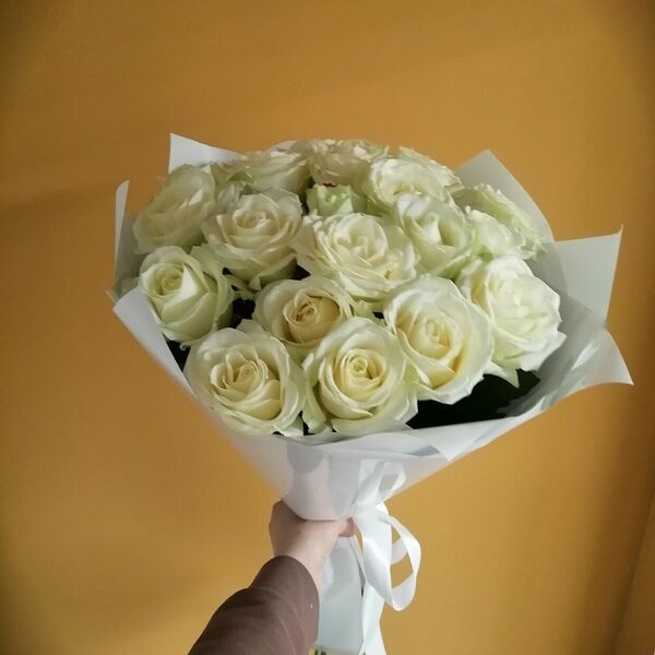 19 белых роз с оформлением