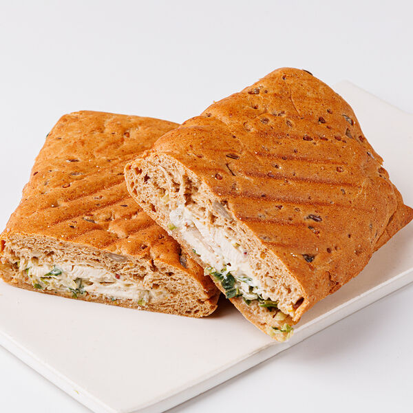 Ржаной панини с курицей, с соусом Ремулад и салатом из сельдерея, кафе