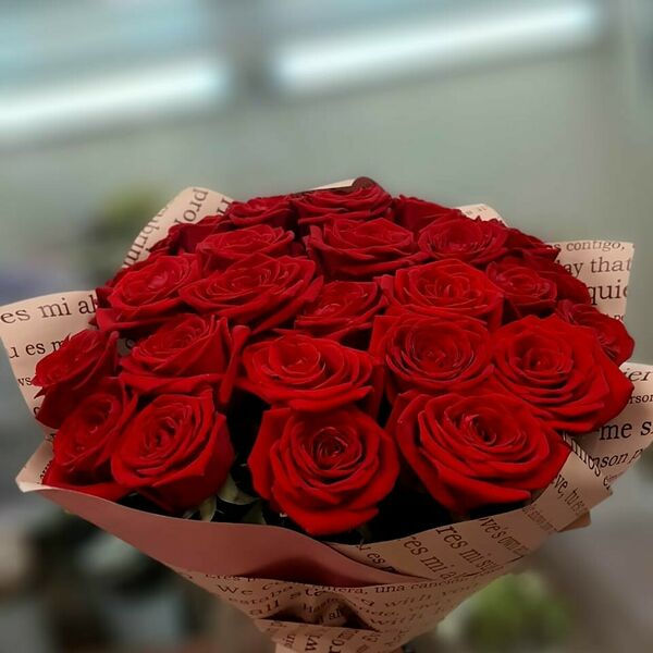 25 бордовых роз