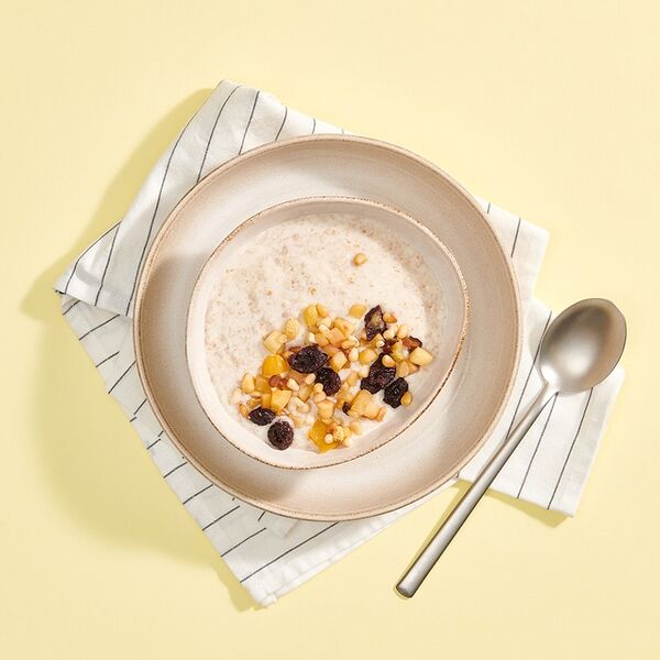 Злаковая каша с яблоками, цукатами, кленовым сиропом и кедровыми орешками 230г