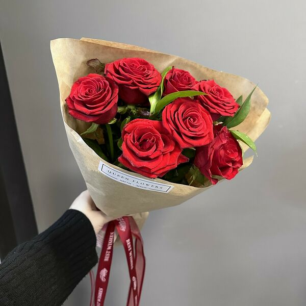 Красные розы в крафте