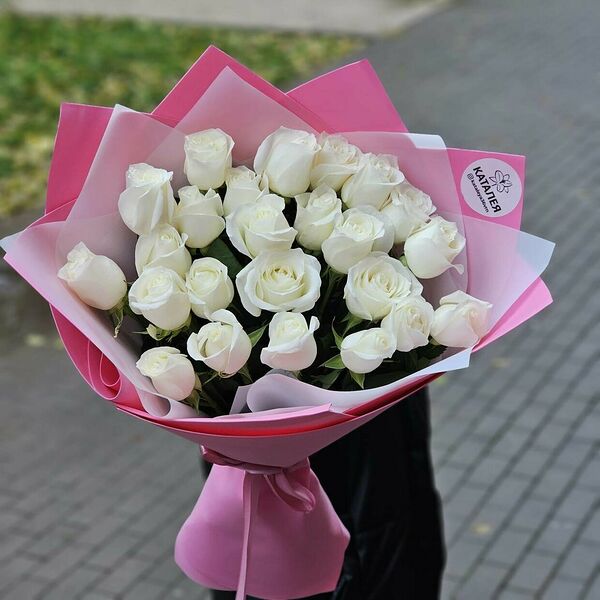 25 белых роз в дизайнерском оформлении