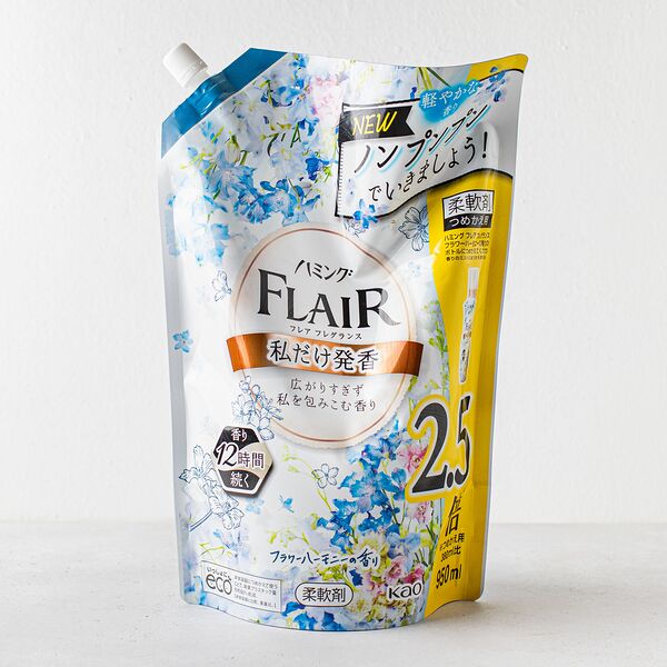 Кондиционер для белья с антибактериальным и дезодорирующим эффектом КAO Humming Flare с ароматом цветочная гармония