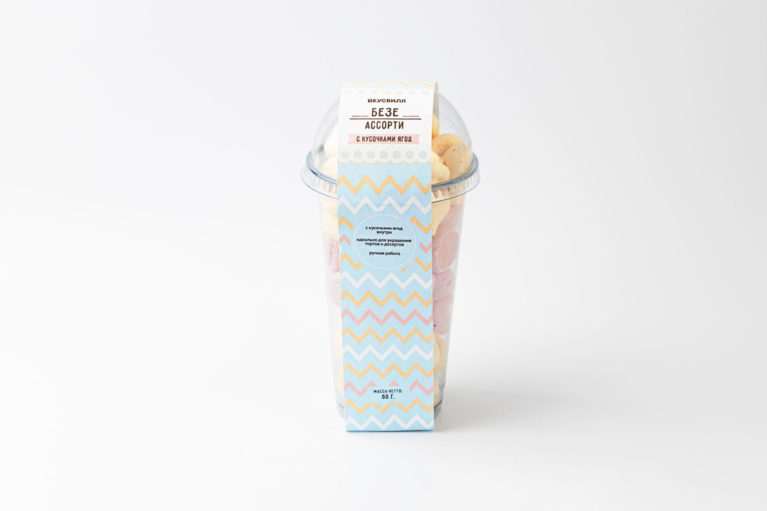 

Безе ассорти с кусочками ягод