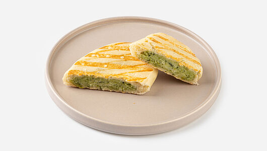 Лепешка на гриле с сыром и шпинатом, кафе, замороженная