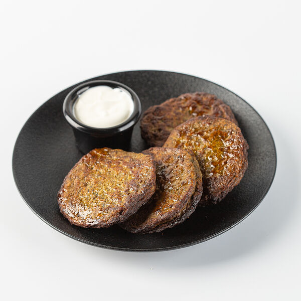 Печеночные оладьи со сметаной