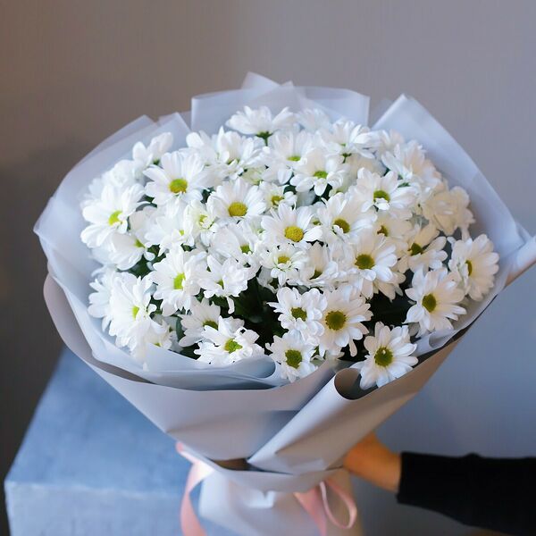 Букет из ромашек хризантем